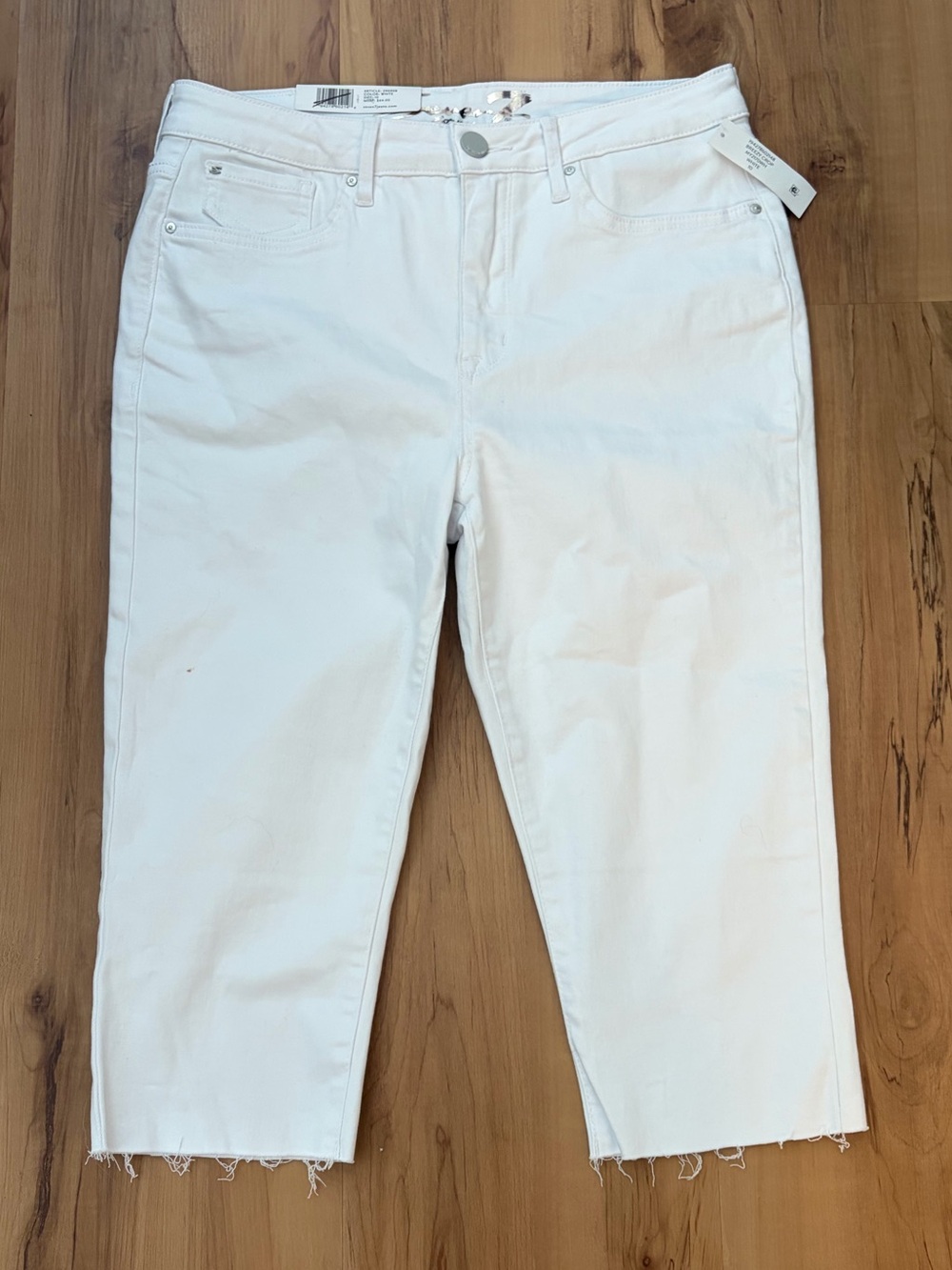 NWT Seven 7 Jeans Breezy Crop in white with a raw hem detail